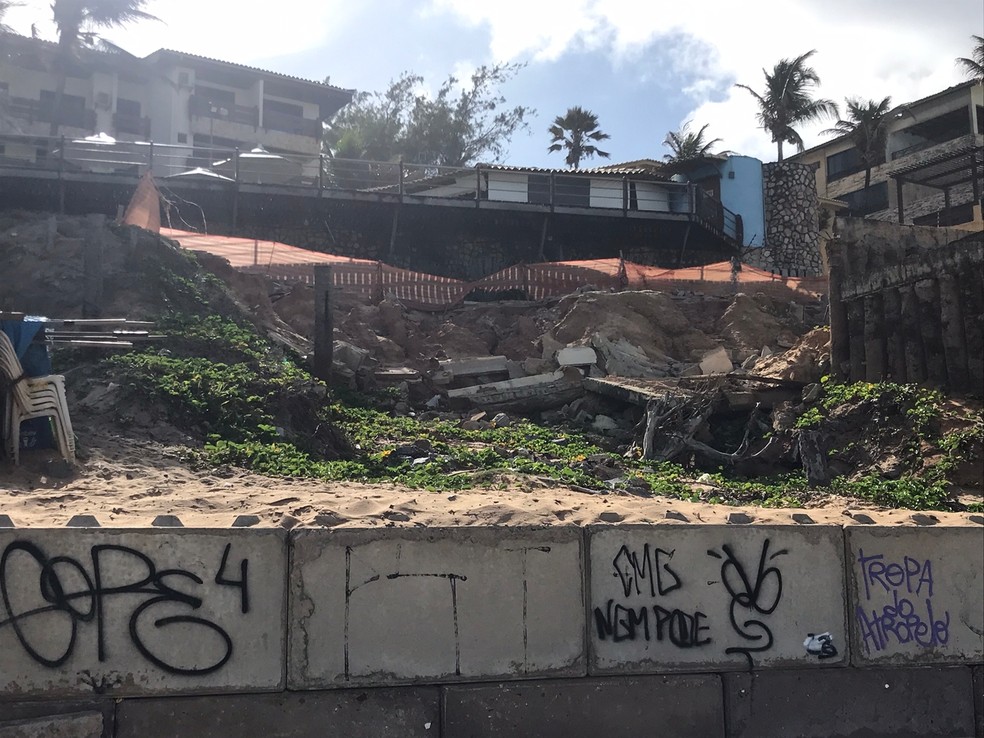 Cratera no cal&ccedil;ad&atilde;o na Praia de Ponta Negra &mdash; Foto: Geraldo Jer&ocirc;nimo/Inter TV Cabugi