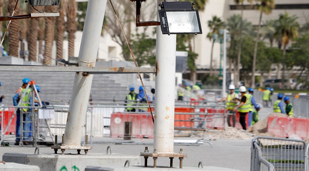 Nesta foto de arquivo tirada em 24 de março de 2015, funcionários da QDVC (Qatari Diar/VINCI Construction Grands Projets), a filial do Catar da gigante francesa de construção Vinci, trabalham em um canteiro de obras na capital Doha — Foto: Karim Jaafar / Al-Watan Doha / AFP