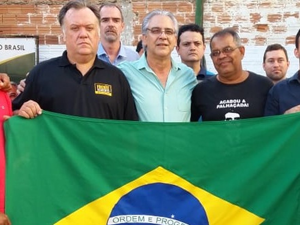 César Simoni (ao centro) disputa o governo do Tocantins pelo PSL (Foto: Mazim Aguiar/TV Anhanguera)