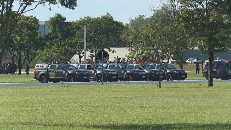 Veículos da Força Nacional fazem segurança na Esplanada dos Ministérios — Foto: TV Globo/Reprodução