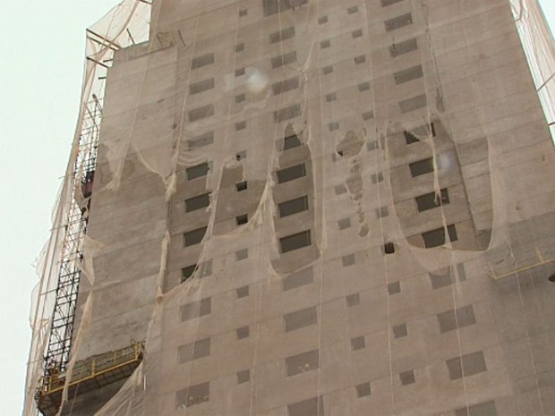 Telas de proteção do edifício em obras apresentam furos  (Foto: Paulo Souza/EPTV)