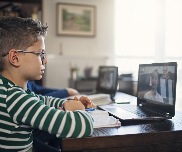Criança tendo aula online (Foto: Getty Images)