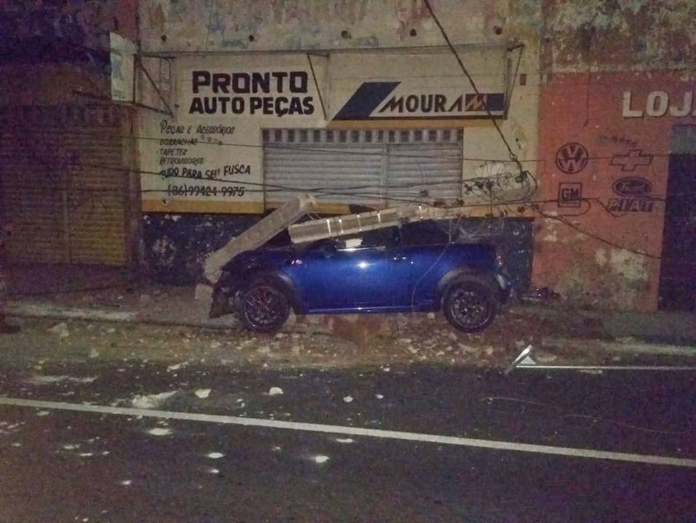 Motorista disse à PM que perdeu controle do carro antes de atingir poste no Centro de Teresina — Foto: Reprodução