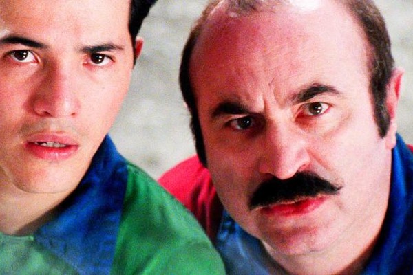 John Leguizamo e Bob Hoskins em cena de Super Mario Bros. (1993) (Foto: Reprodução)