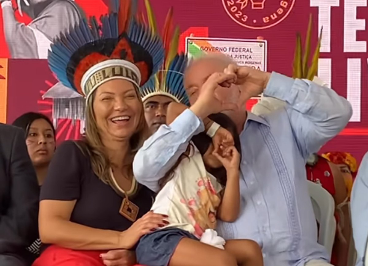 Janja usa cocar com nome de Lula em evento de demarca&ccedil;&atilde;o de terras ind&iacute;genas