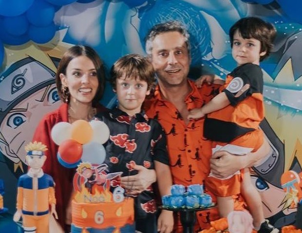 Alexandre Nero e a mulher, Karen Brusttolin, posam com os filhos Noá e Ínã  (Foto: Reprodução/Instagram)