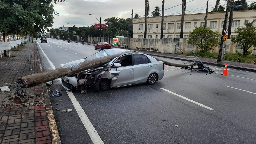 Trecho da Avenida Alberto Craveiro fica parcialmente bloqueado após carro colidir e derrubar poste na via. — Foto: Arnaldo Araújo/SVM