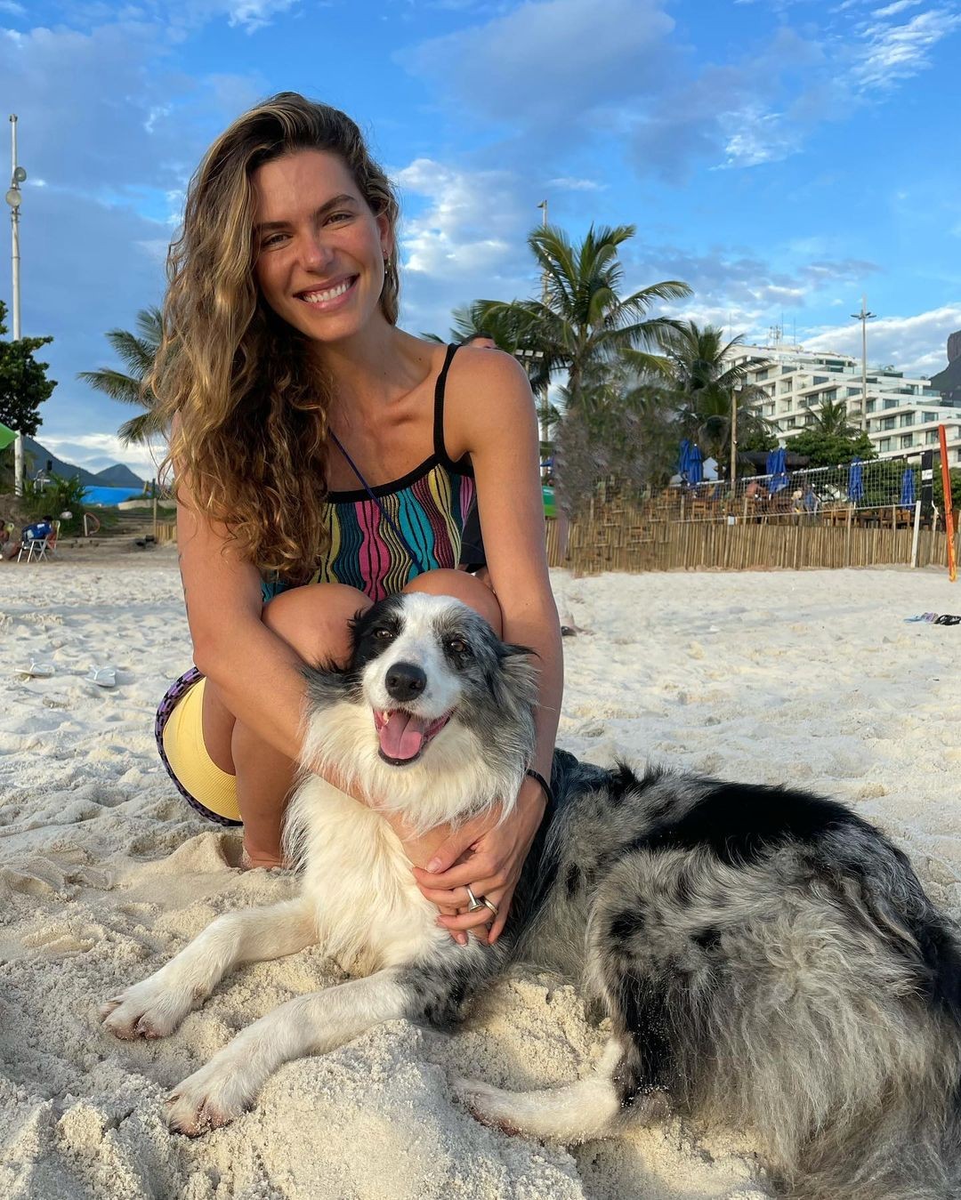 Mariana Goldfarb encanta com clique ao lado de cachorrinho de estimação (Foto: Reprodução / Instagram)