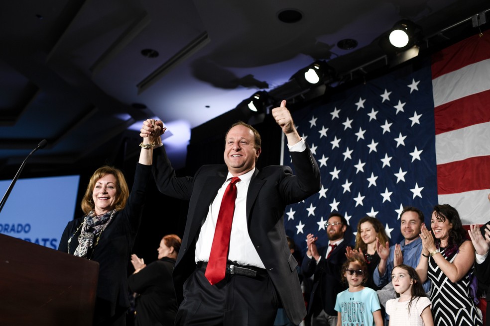 O democrata Jared Polis sobe ao palco com a companheira de chapa Dianne Primavera ao derrotar o republicano Walker Stapleton na corrida pelo governo do Colorado (EUA) — Foto: Aron Ontiveroz/The Denver Post 