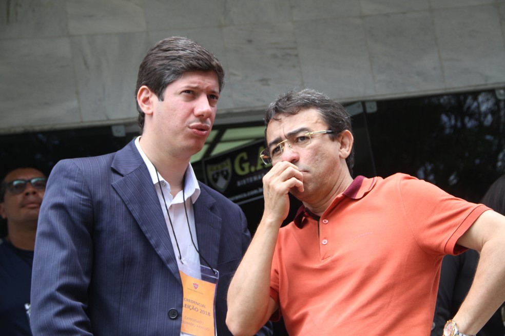 Eduardo Araújo conver com Arlan Rodrigues, um dos seus candidatos a vice, durante a eleição — Foto: Pedro Alves/GloboEsporte.com