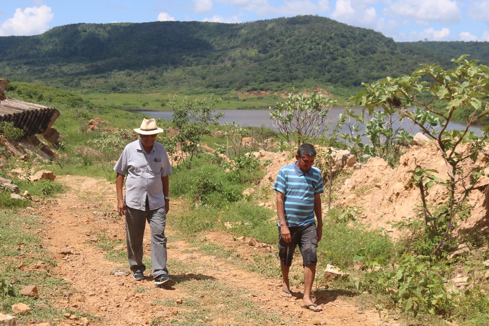 José Honório (azul) e Corcino Medeiros caminham próximo ao local do rompimento da barragem Algodões.  — Foto: Maria Romero/G1