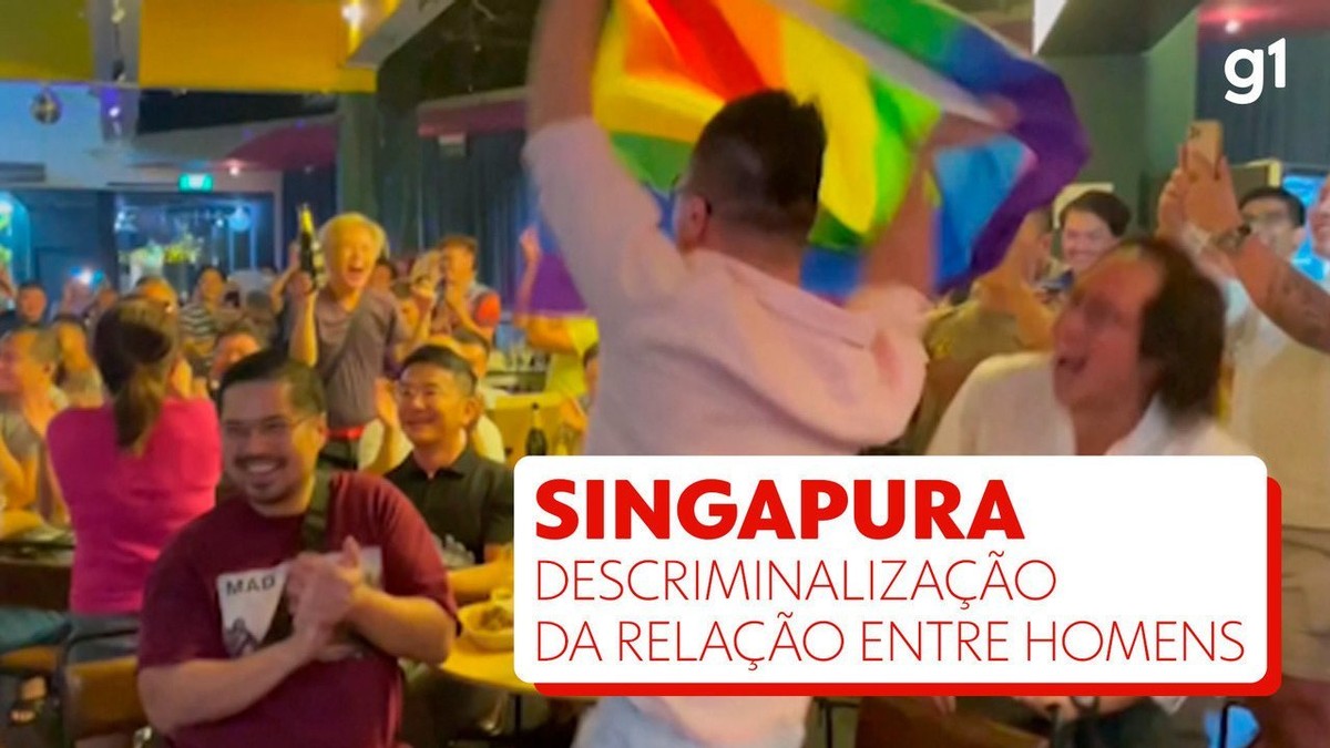 Pessoas comemoram descriminalização da relação entre homens em Singapura