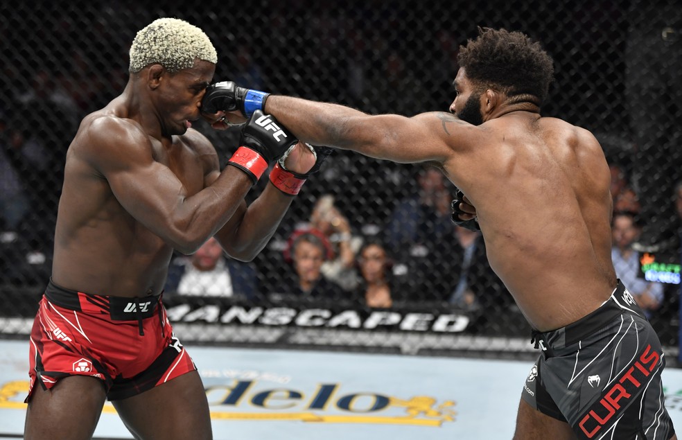 Chris Curtis acerta um direto de esquerda em Phil Hawes no UFC 268 — Foto: Getty Images