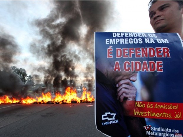 Protesto dos trabalhadores na manhã desta terça-feira (22) antecedeu a paralisação de 24 horas. (Foto: Tanda Melo)