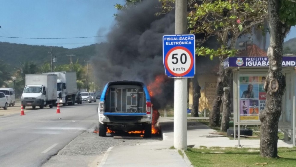 Camburão pegou fogo em Iguaba Grande (Foto: Fernanda Soares/G1)
