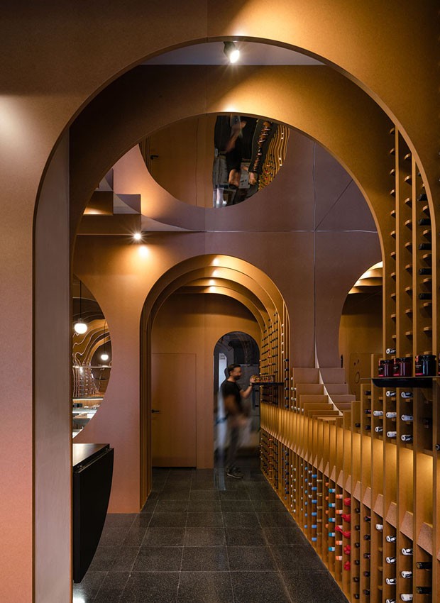Loja de vinho com arquitetura moderna e arcos de madeira (Foto: Imágen Subliminal)
