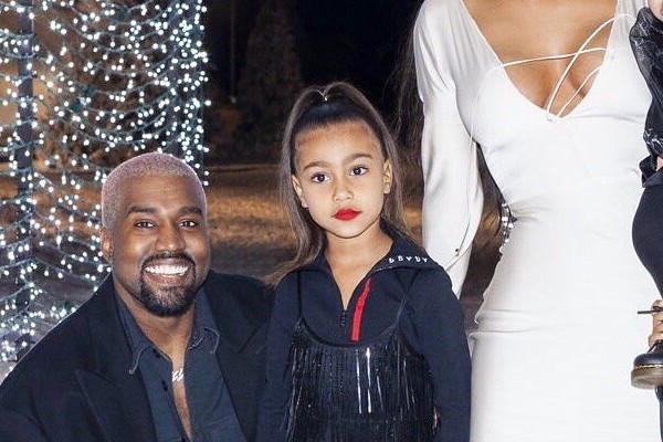 A filha mais velha de Kim Kardashian e Kanye West de batom na foto que gerou polêmica nas redes sociais (Foto: Twitter)