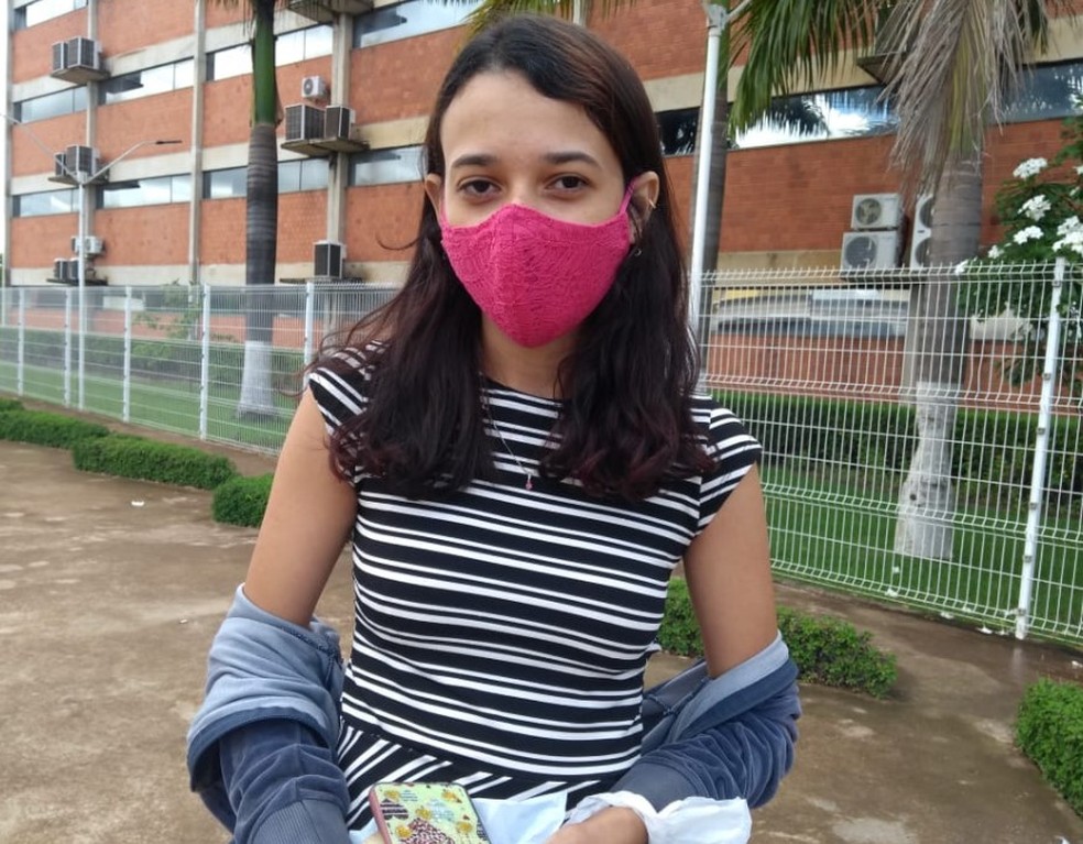 É a segunda vez que Camila Cavalcante da Anunciação, de 20 anos, faz o Enem — Foto: Aline Nascimento/G1