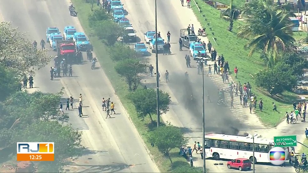 Moradores da Vila Kennedy fazem protesto na Avenida Brasil após morte de pedreiro — Foto: Reprodução / TV Globo