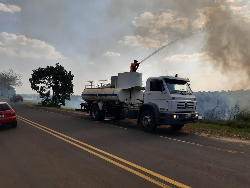 Incêndio atingiu área de vegetação no Balneário Laranja Doce, em Martinópolis — Foto: Compdec