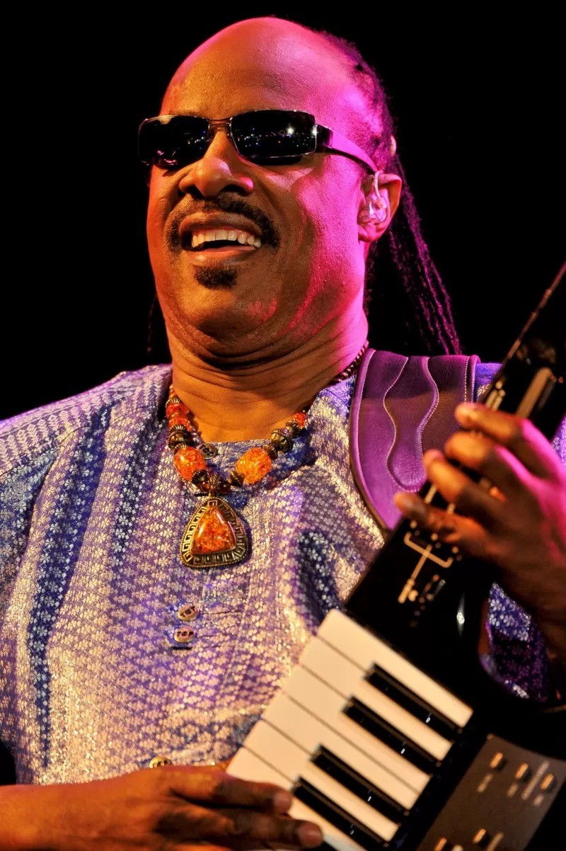 Em 2011, Stevie Wonder cantou 'Garota de Ipanema', de Tom Jobim e Vinícius de Moraes, e 'Você Abusou', de Antônio Carlos e Jocafi (Foto: DIVULGAÇÃO via BBC)