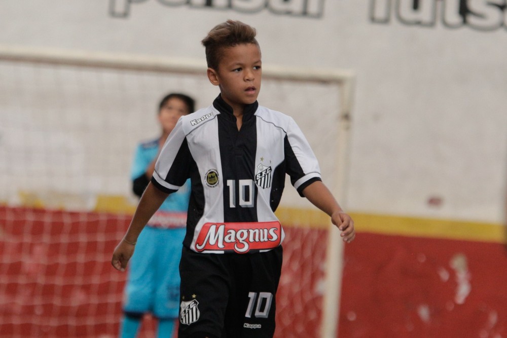 Santos e Palmeiras disputam garoto de nove anos