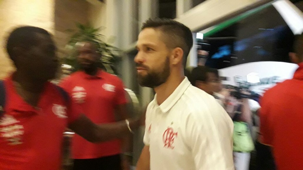 Diego na chegada da delega��o rubro-negra (Foto: Bruno Giufrida)