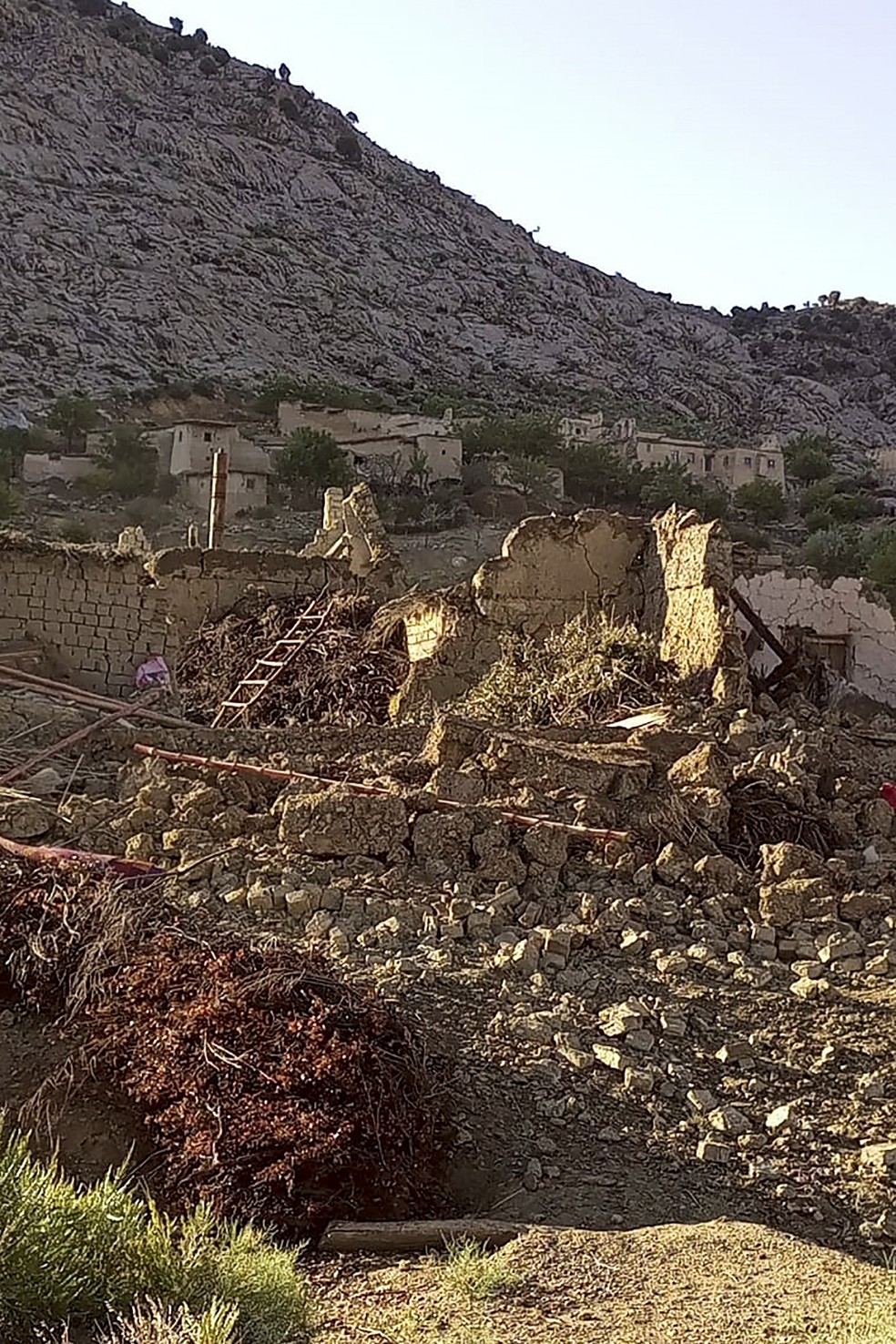 Vilarejo parcialmente em ruínas por conta do terremoto que atingiu o leste do Afeganistão, em 22 de junho de 2022. — Foto: Bakhtar via AFP
