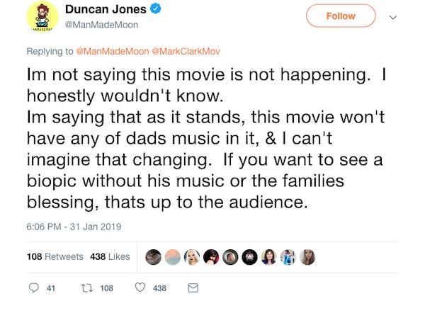 O tuíte do cineasta Duncan Jones, filho de David Bowie, questionando o anúncio da cinebiografia sobre a vida do pai dele (Foto: Twitter)