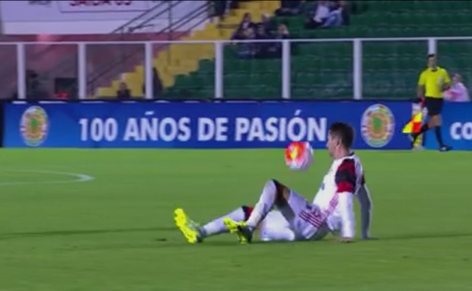 Donatti, Jorge Henrique e Derley concorrem ao lance mais bizarro