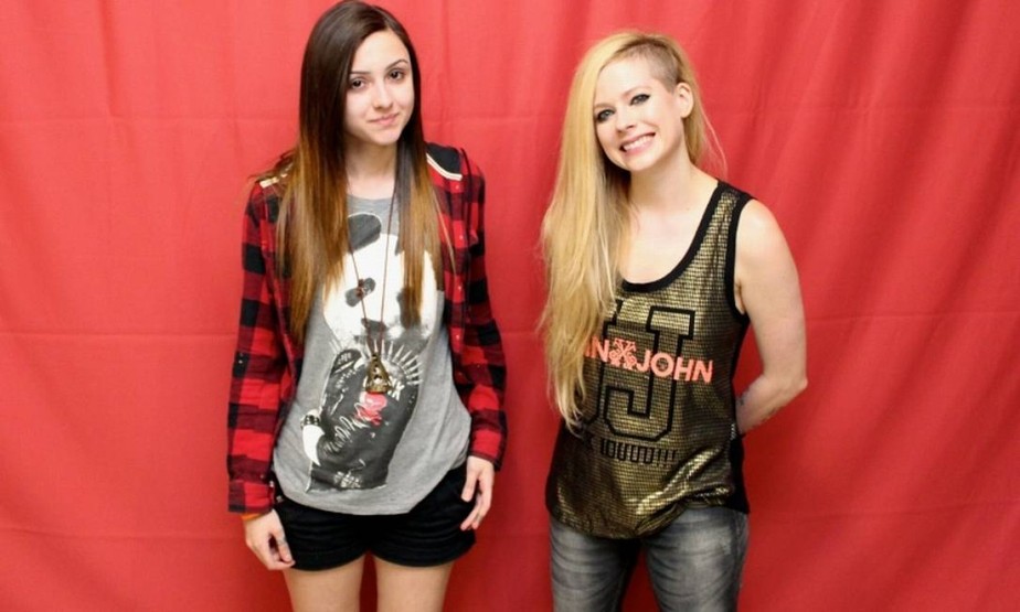 Avril Lavigne com fã brasileira, em 2014. Cantora é uma das atrações do Palco Sunset, nesta sexta-feira, no Rock in Rio