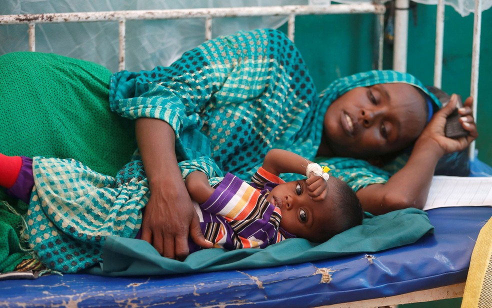 Deslocada somali segura o filho em ala dedicada às vítimas de diarreia no hospital Banadir, em Mogadíscio, na Somália (Foto: Reuters/Feisal Omar)