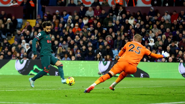 Salah chuta para marcar gol do Liverpool sobre o Aston Villa