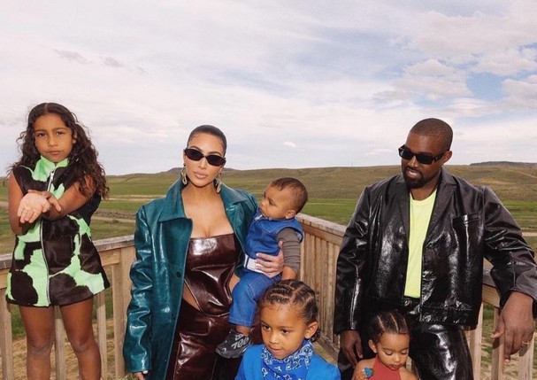 Kim Kardashian, Kanye West e os filhos (Foto: Reprodução/Instagram)