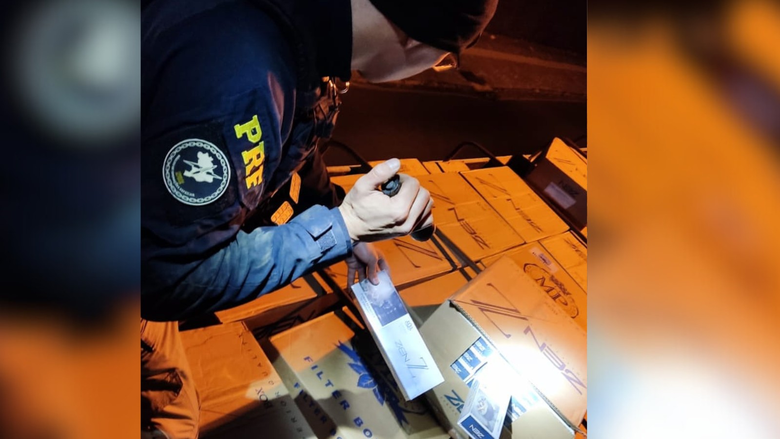 Polícia apreende caminhão carregado com cerca de 450 mil maços de cigarros contrabandeados, em Ponta Grossa