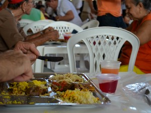 Refeições custam R$ 3 por pessoa e dá direito ao suco e sobremesa (Foto: Fabiana Figueiredo/G1)