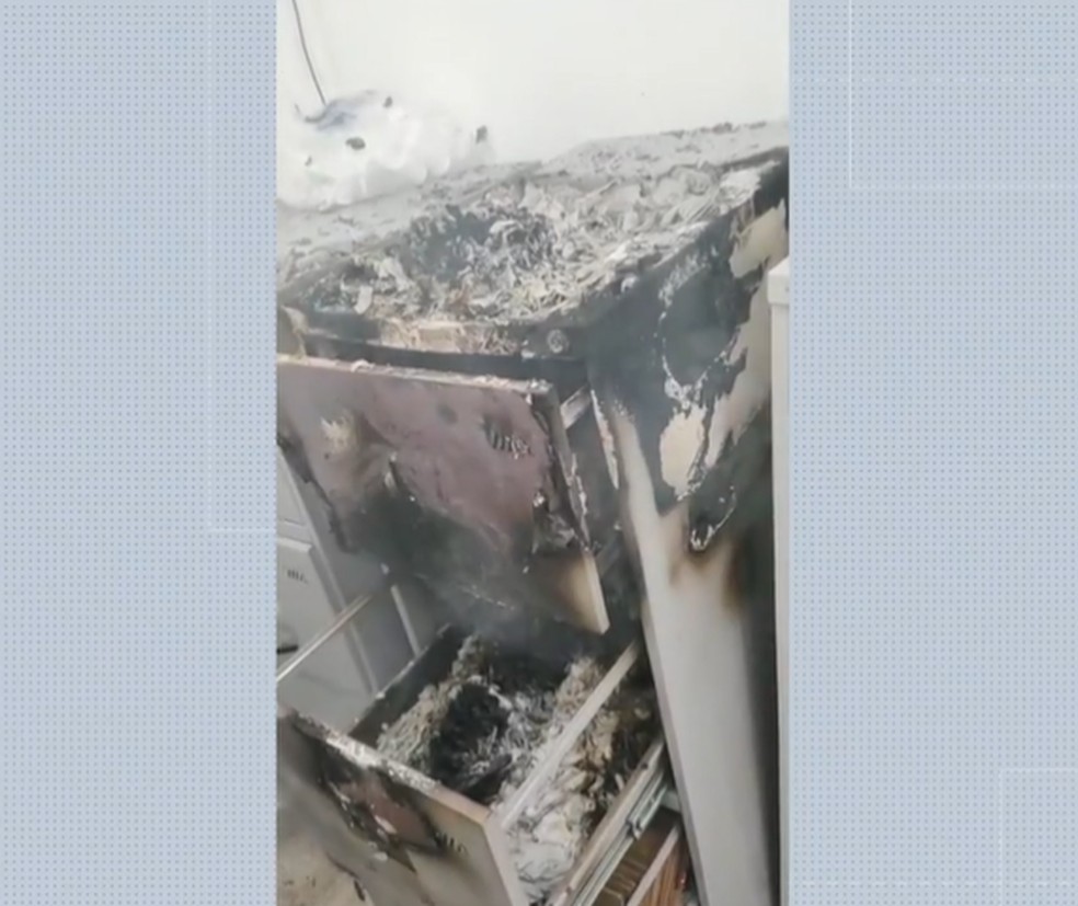 Prontuários dos usuários da unidade foram queimados pelos suspeitos — Foto: Reprodução TV Gazeta