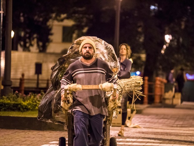 Sentindo na pele: Jonas Torres encara rotina de um catador de latinhas -  notícias em O Programa - Vídeo Show