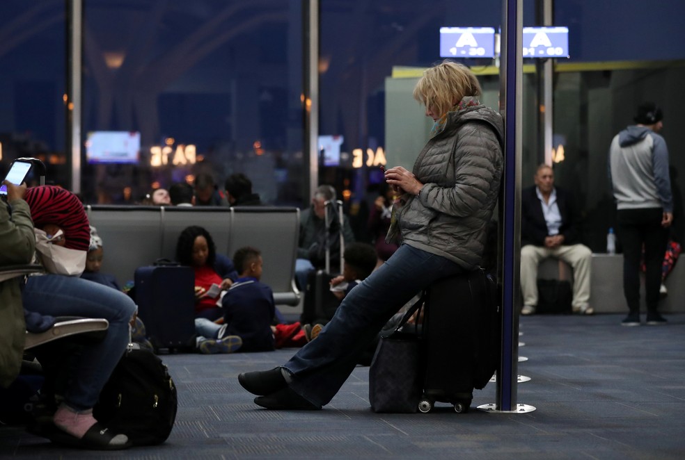 Passageiros aguardam para embarcar em voo com atraso da Southwest, no aeroporto de Arlington, na Virgínia — Foto: Leah Millis/Reuters