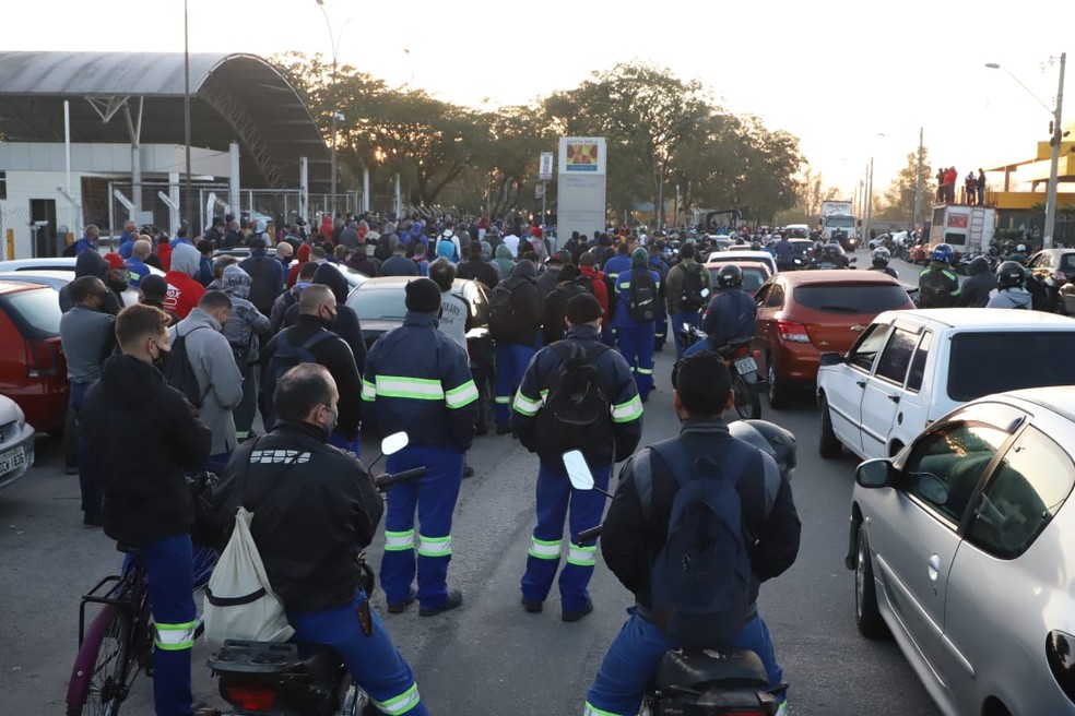 Trabalhadores fazem protesto por aumento na PLR &mdash; Foto: Divulga&ccedil;&atilde;o