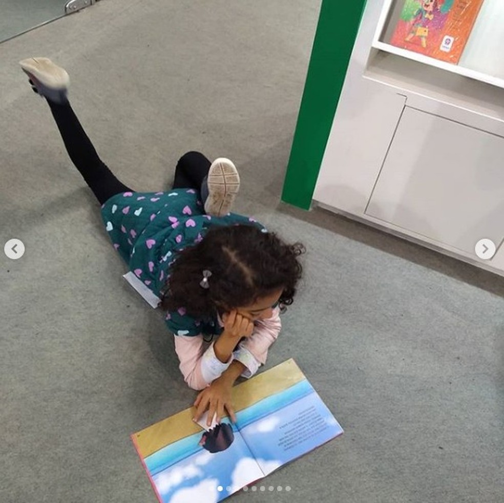 Maria Luiza, de 7 anos, virou heroína no livro "A Menina Feita de Nuvens", criado pela mãe. — Foto: Arquivo pessoal