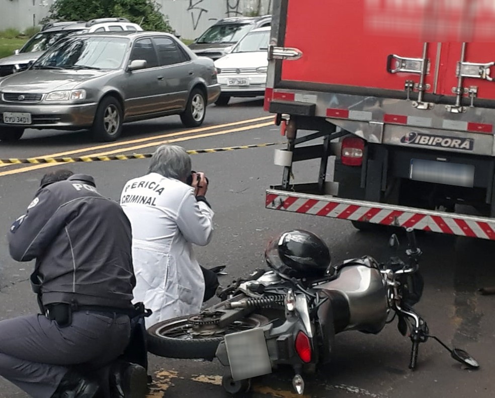 Motociclista morreu após bater em caminhão na Avenida Brasil, no Centro, em Presidente Prudente (SP) — Foto: Emerson Sanchez/TV Fronteira