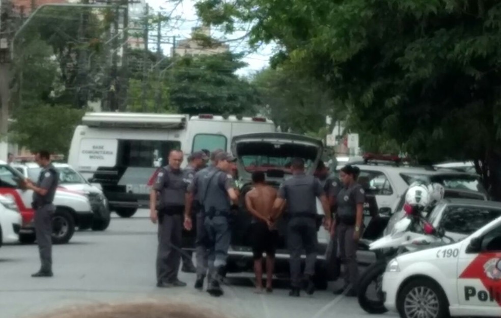 Homem suspeito de roubar loja foi localizado e preso pela PM (Foto: G1 Santos)