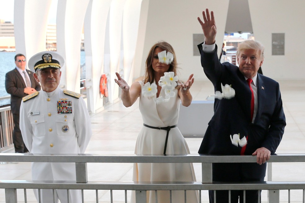 Presidente dos Estados Unidos, Donald Trump, joga pétalas de flores no Memorial Arizona, em Honolulu, no Havaí, na quinta-feira (3)  (Foto: Jonathan Ernst/ Reuters)