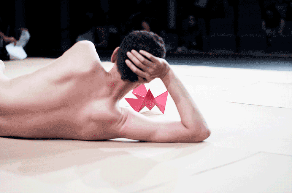 Performance artística com homem nu no MAM  (Foto: Divulgação )