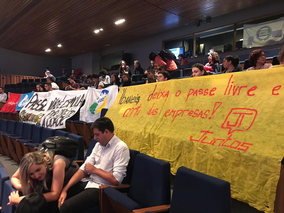 Movimentos sociais ocupam galeria da CLDF — Foto: Daumildo Júnior