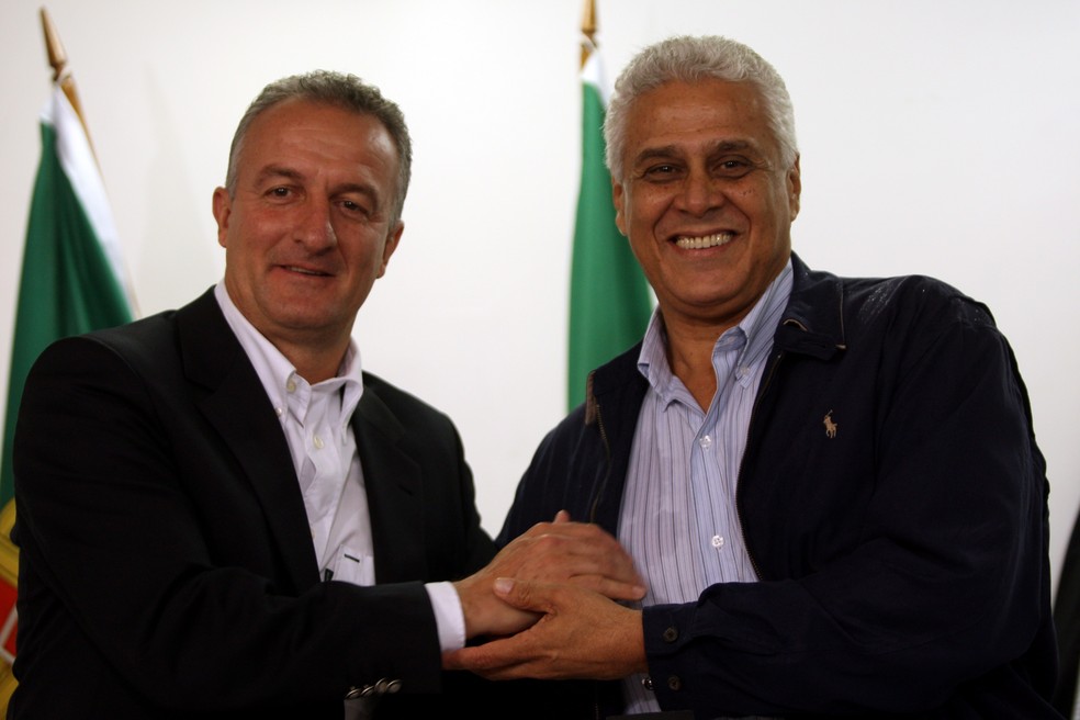 Roberto Dinamite na apresentação de Dorival Júnior, que treinou o Vasco em 2009, durante sua primeira gestão — Foto: Jorge William/Agência O GLOBO