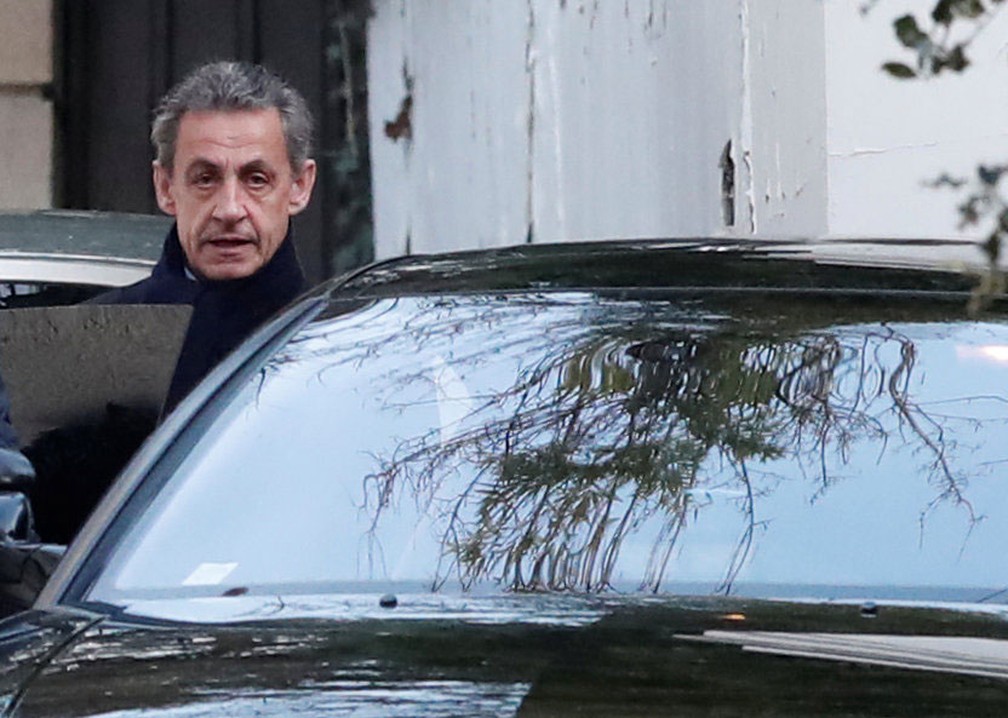 Ex-presidente francês Nicolas Sarkozy deixa a sua casa na manhã desta quarta-feira (21). Ele volta a prestar depoimento em Nanterra sobre a suspeita de financiamento ilegal de campanha  (Foto: Benoit Tessier/Reuters)