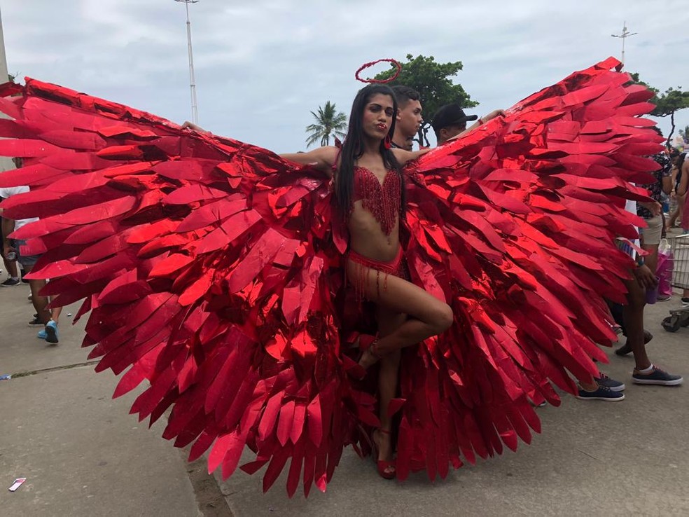 Kalyndra Raelly foi à Parada da Diversidade no Recife celebrar o orgulho trans, na 17ª Parada da Diversidade, na orla da Zona Sul do Recife, neste domingo (16) — Foto: Pedro Alves/G1