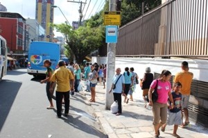Pontos de ônibus estão ao lado da Catedral de Manaus (Foto: Carlos Eduardo Matos/G1 AM)